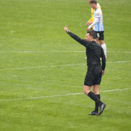 VAR în SUPERLIGA: Ce este și ce schimbă arbitrul video?